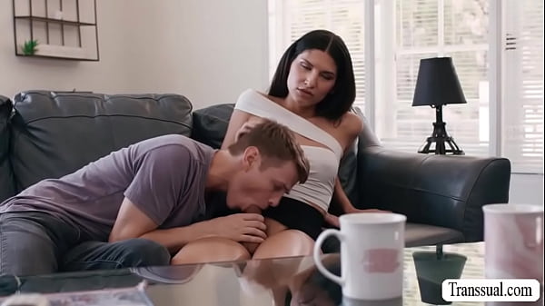 Skinny Tbabe gives her lover a blowjob payment